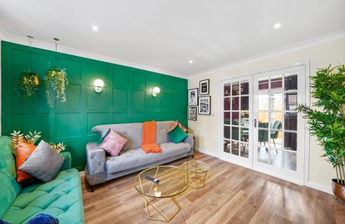 Barrow Gurney Apartment | Designer House in Bristol - Hot Tub - Sleeps 10