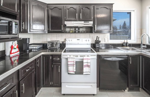 Northwest Calgary House | Designer Inspired Serene Home! 5BR/3.5BA/Garage/Fireplace