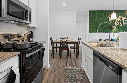Orange Park Apartment | Designer Luxe Nr NAS, Mayo Clinic, Orange Park, & Airport