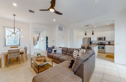 Tucson House | Designer Snowbird friendly home W/WiFi, enclosed yard & patio, W/D, AC & pooln