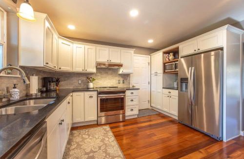 Hood River House | Devon Court