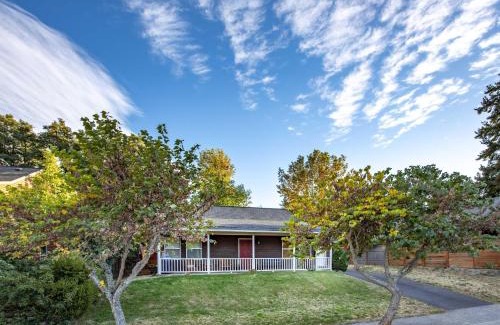 Hood River House | Devon Court