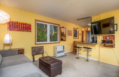 Seward Cottage | Dicky's Charming 1-bedroom cottage in downtown Seward