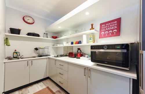 Gordons Bay Central Apartment | Die Brandhuis - Super close to the beach!
