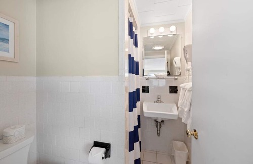 Falmouth Heights Hotel | Direct Ocean Views! Studio with Kitchenette & Shared Deck (106)