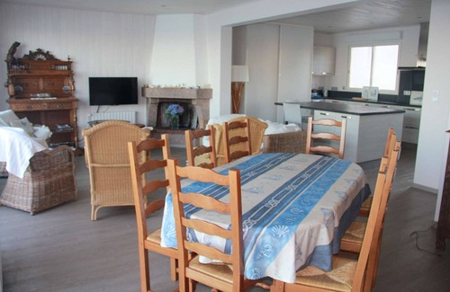 Larmor-Plage Villa | Directly on the beach, unique sea view, quiet, Clévacances rating, for 8 persons