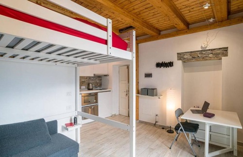 Nesso Apartment | Directly overlooking the lake, this charming, recently renovated studio apartment offers an incomparable view of one of the ancient bridges of the picturesque medieval village of Nesso. Immersed in an atmosphere of tranquillity and authenticity, the flat
