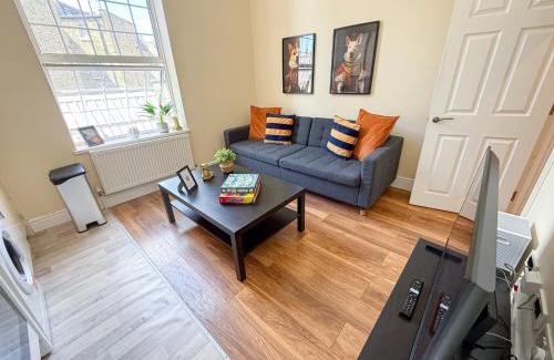 Addison Apartment | Disc Monthly Rate - Bright 2-Bed Flat with FREE WiFi near Shepherds Bush, Westfield London, Hammersmith & Kensington