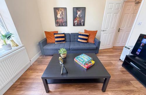 Addison Apartment | Disc Monthly Rate - Bright 2-Bed Flat with FREE WiFi near Shepherds Bush, Westfield London, Hammersmith & Kensington