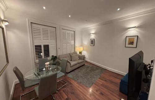 Royal Borough of Kensington and Chelsea Apartment | Discover London Central 2 Bedroom in Kensington