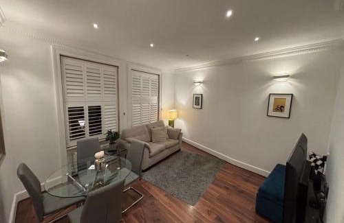 Royal Borough of Kensington and Chelsea Apartment | Discover London Central 2 Bedroom in Kensington