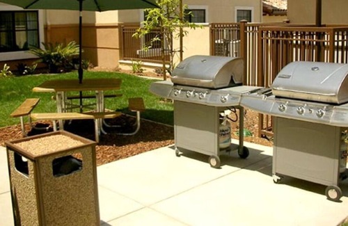 Thousand Oaks House | Discover Nature and Culture in Thousand Oaks! W/Private Kitchenette! Onsite Pool