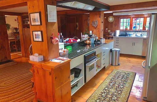 North Bennington House | Discover the rich history of the Henry House, a captivating landmark since 1769.