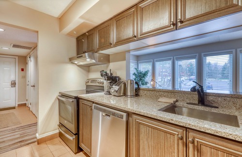 The Blue Mountains Condo | Dog-friendly home at the base of Blue Mountain