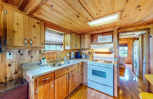 Hector House | Dog-friendly house close to Seneca Lake with firepit, deck, loft, & washer/dryer