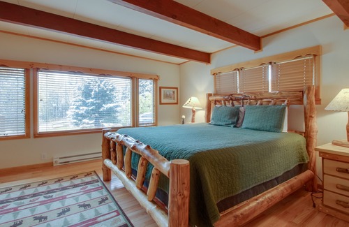 Lyons House | Dog-friendly mountain haven with full kitchen, furnished patio, & forest views