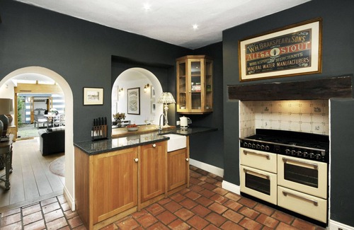 Henley-on-Thames House | Dolls House - Luxury Townhouse - From 400 Per Night