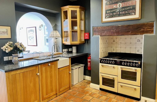 Henley-on-Thames House | Dolls House - Luxury Townhouse - From 400 Per Night