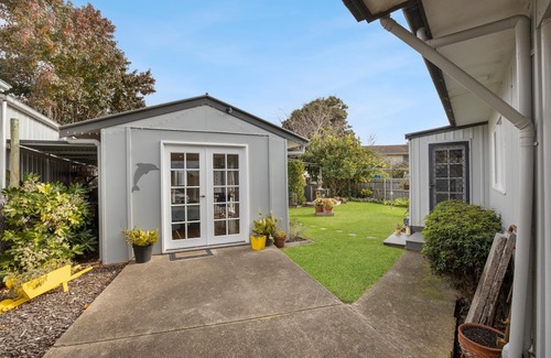 Paynesville Cottage | Dolphin Cottage: This cozy cottage is the perfect springboard to the Lakes