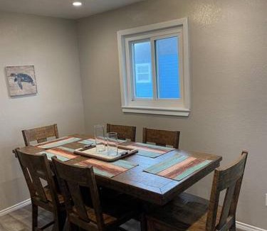 Freeport House | Dolphins Beach Cottage on the Beach - Sleeps 12