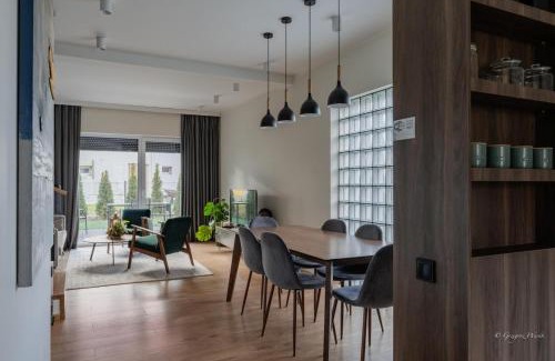 Jelenia Gora Villa | Dom Black & Vibe - z ogrodem, blisko lasu, dobry design, workation - SpaceApart