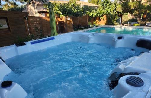 Saint-Saturnin-les-Avignon Bed & Breakfast | Domaine Les Gendalis