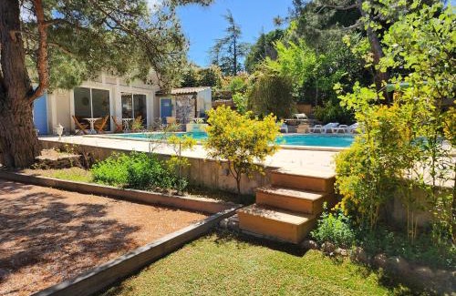Saint-Saturnin-les-Avignon Bed & Breakfast | Domaine Les Gendalis
