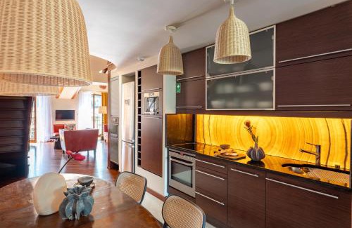 City Centre Apartment | Dome View Apartment by the Main Square - by Upstairs