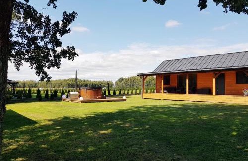 Szeligi House | Domek Wypoczynkowy Zacisze w Makosiejach z dostępem do rzeki, z balią i jacuzzi