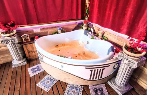 Aurelio Apartment | Domus Corneliæ - Romantico Attico Roman & Jacuzzi - Metro A Cornelia