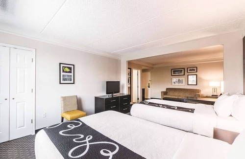 Downtown San Antonio Hotel | Double Bed Studio Suite, Outdoor Pool Access, Two Family Ready Suites