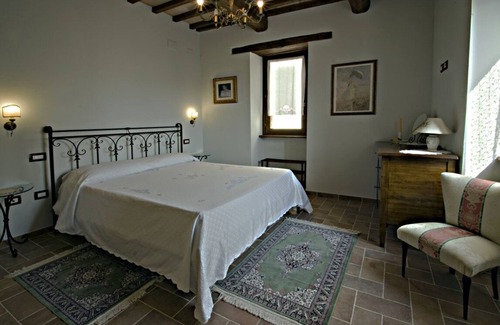 Uncinano Bed & Breakfast | DOUBLE BEDROOM WITH BATHROOM AND BALCONY