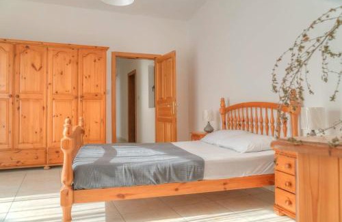 Birkirkara House | Double bedroom with ensuite in spacious corner apartment