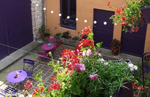 Mailly-la-Ville House | Double-Classic-Ensuite bathroom with shower-Courtyard view-Chambre du...