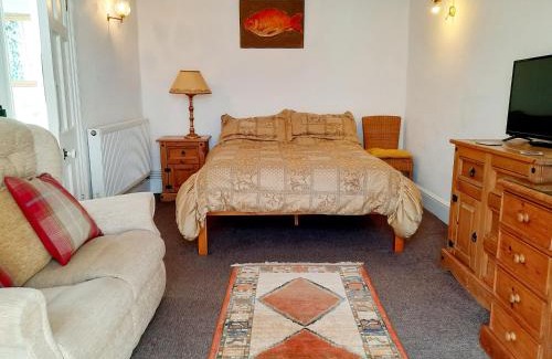 Wickwar Apartment | Double Ensuite with Bath, Sofa, Desk, Wardrobe