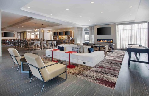 Bedford Park Hotel | DoubleTree by Hilton Chicago Midway Airport, IL