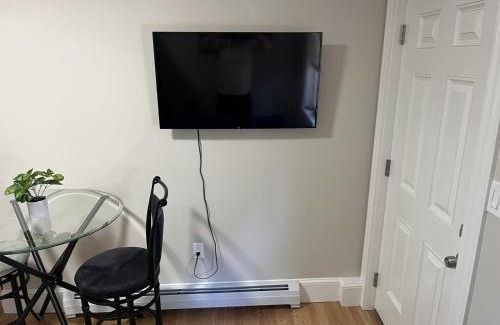 Beverly Apartment | Downtown Apt King Beds Mins to Salem
