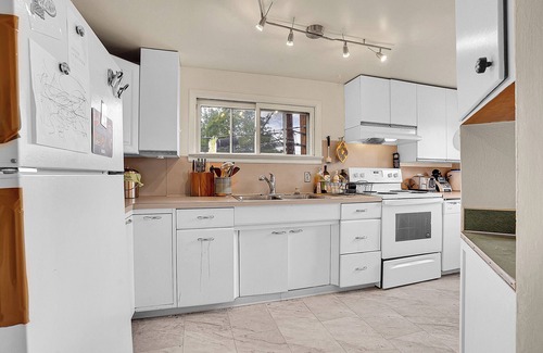 Whittier Apartment | Downtown Boulder spacious 2-bedroom apartment in Boulder with a carport