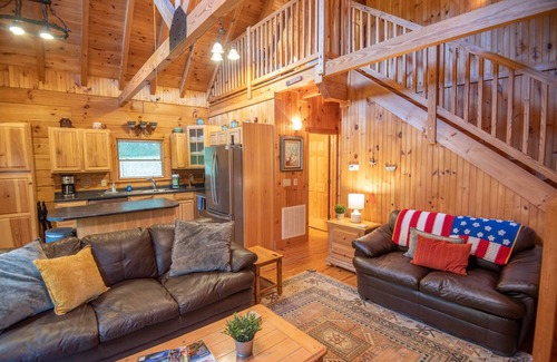 West Jefferson Cabin | Downtown Cabin - West Jefferson + Hot Tub + Minutes to Downtown Breweries, Shops, and More!