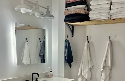 Calabogie House | Downtown Calabogie vacation getaway. Walking distance to so much ! w/Hottub