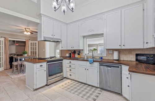 Lake Charles House | Downtown Cottage in Lake Charles, LA