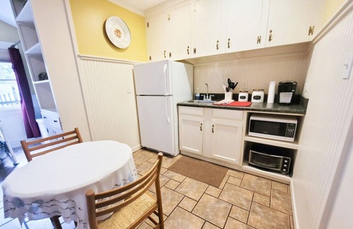 Gainesville Condo | Downtown Guest Studio with Porch and Spa Tub