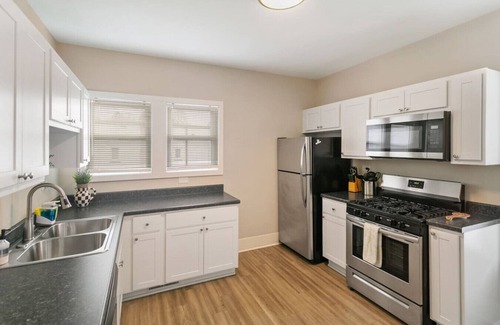 Libertyville Apartment | Downtown Libertyville Apt Near Naval Base