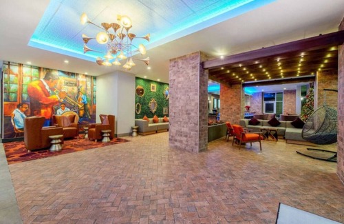 Central Business District Hotel | Downtown New Orleans Getaway w/Outdoor Pool | Minutes to French Quarter