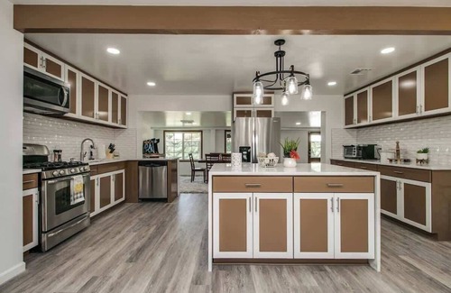 Encanto House | Downtown Phoenix Retreat | Jacuzzi | Games & More!