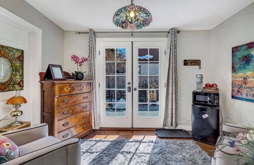 Glenwood Springs House | Downtown Rustic Luxury Garden Suite