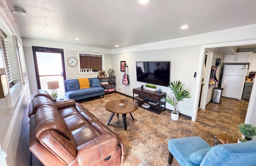 Tahlequah House | Downtown Tahlequah! Amazing Patio, Walkable to Restaurants/Bars, Wi-Fi +n