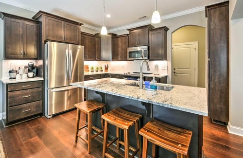Southern Pines House | Downtown Townhome Walk to Dine and Shop on Broad St