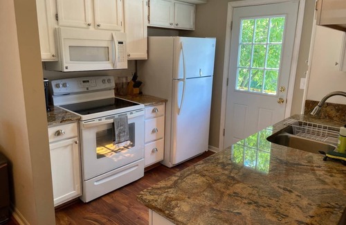 Central Business District House | Downtown3BR/2.5BA Townhouse-RoofBalcony-Park 2Cars