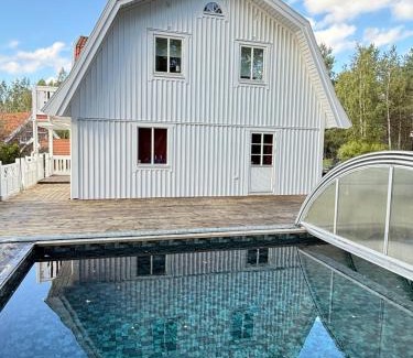Sodertalje Municipality Bed & Breakfast | DR ÅSA Forest House w Pool near a Golf Course, Concerts & the Baltic Sea